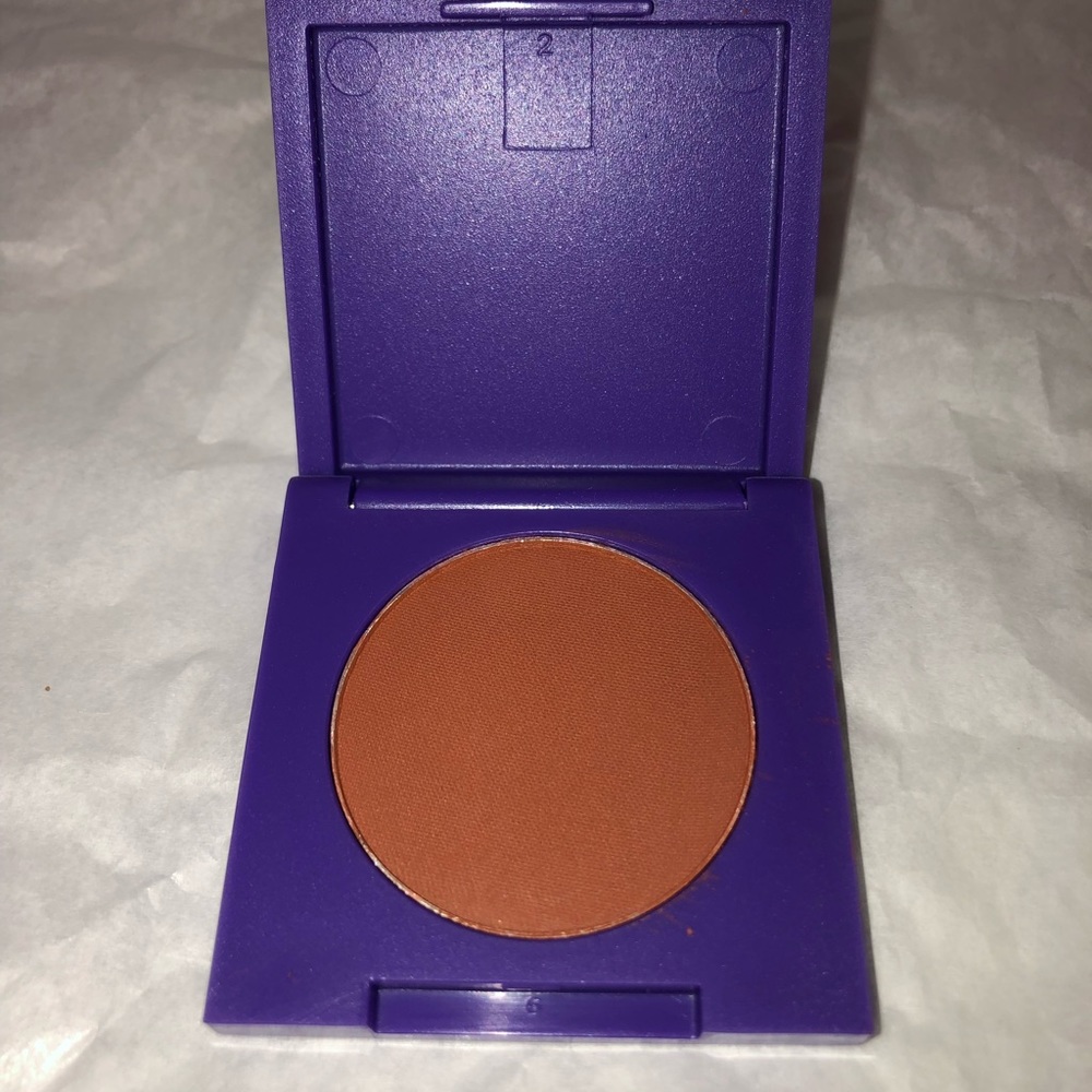 Eyeshadow - Picture 3 of 3